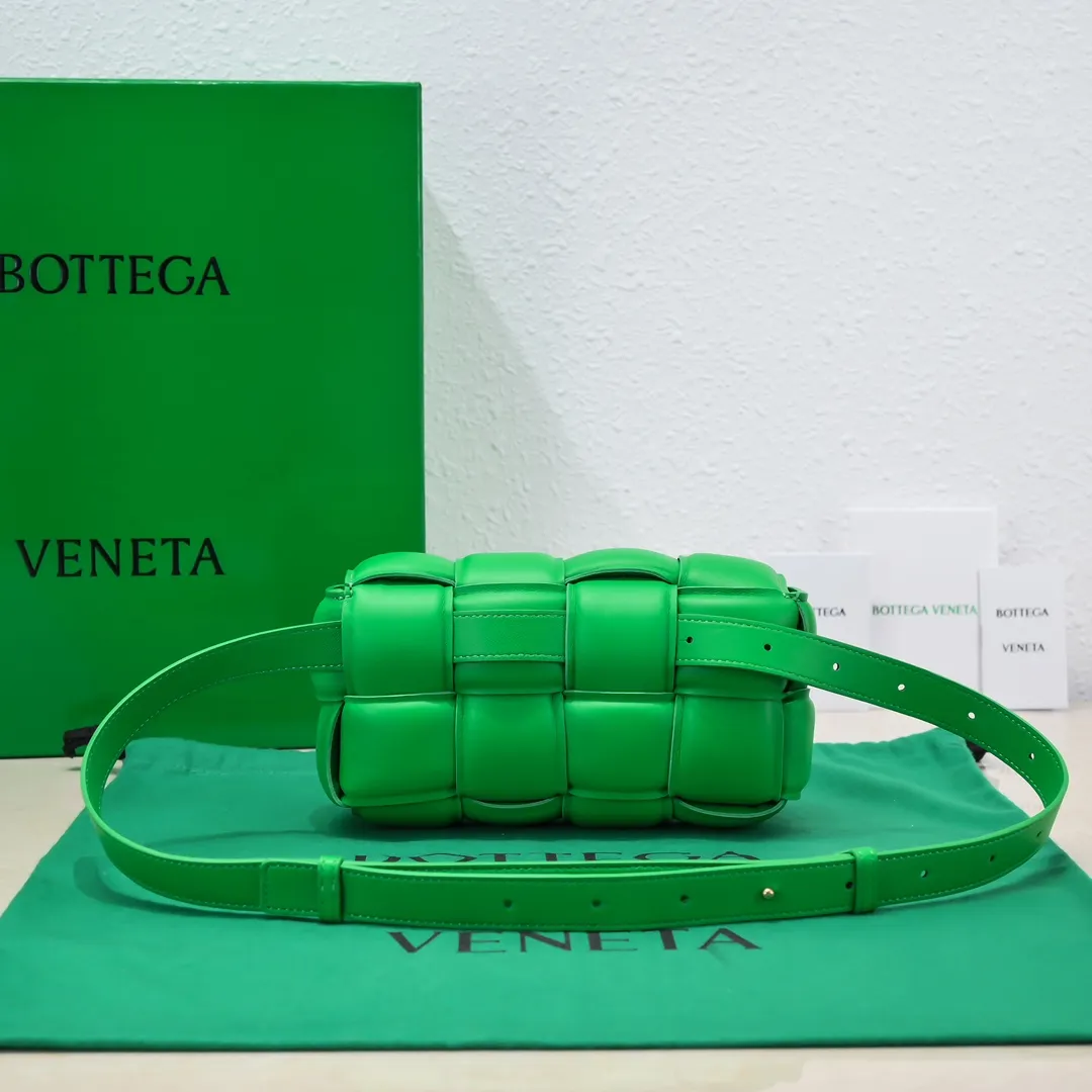 Batch 1120 bv new waist bag is out ✧ #streetshothot "BV Cassette mini pillow bag new style is here~ It adopts soft filling design, boxy shape, and the fat Cassette is super cute! High-grade soft sheepskin ➕ suction buckle design The overall style is retro and tasteful🌱The bag can be held or carried cross-body. It is elegant and simple but has a cool style. The upper body is fashionable and classy~ This Q-soft pillow bag is recommended to bbs^ω^🤪Size: 18*10*6cm, model: 6688-2#